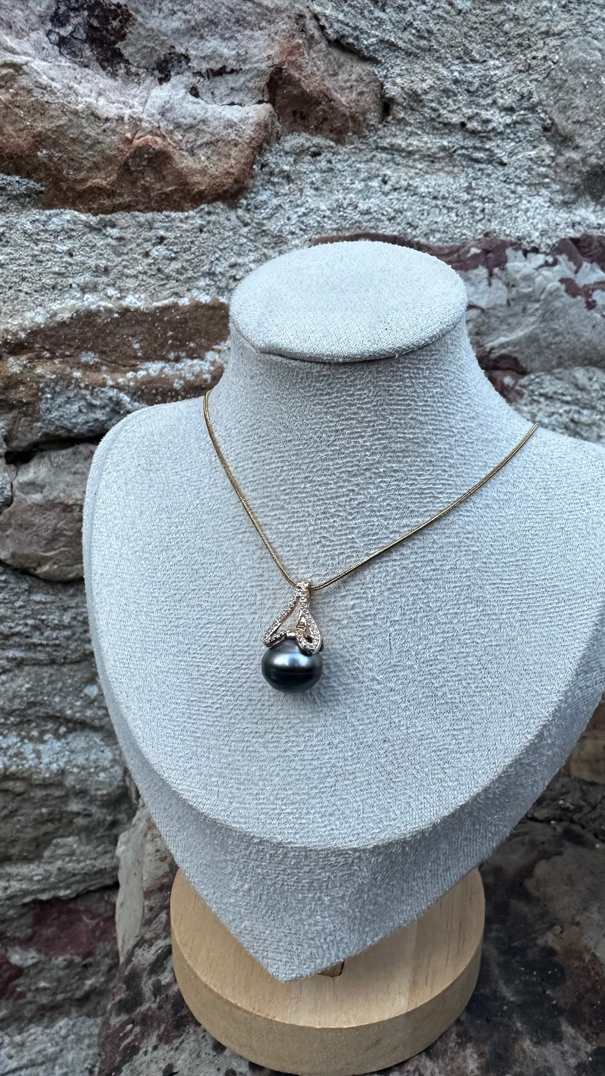Collier Vainui