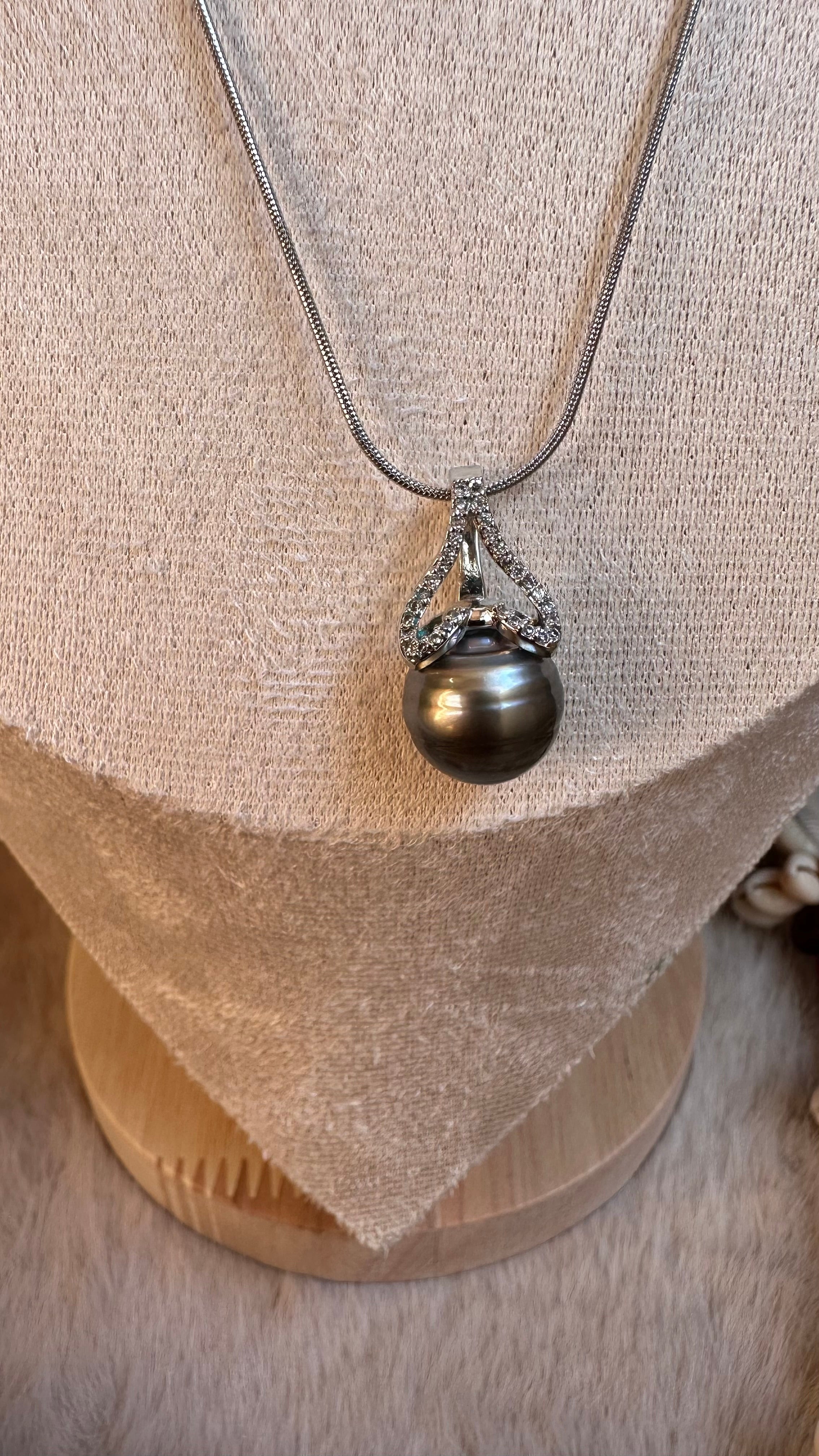 Collier Vainui